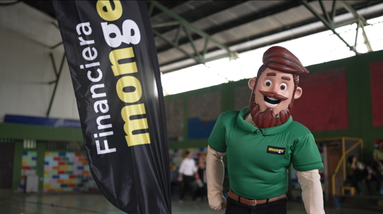 Monge impulsa la educación financiera en colegios públicos con obra de teatro educativa