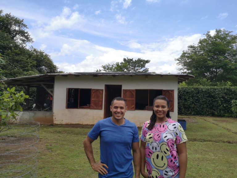 Cuatro paneles solares iluminaron hogar guanacasteco tras muchos años de vivir sin electricidad