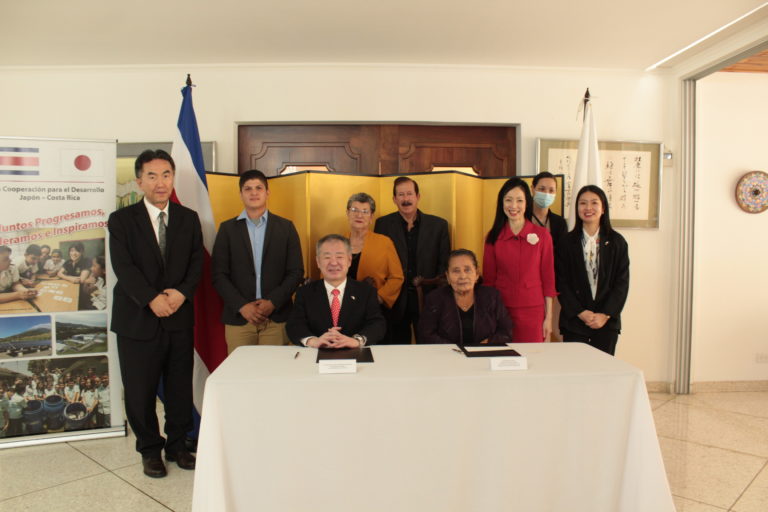Gobierno japonés entregó cooperación para atención médica al Hogar de Ancianos de Palmar Sur de Osa