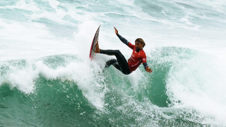 Surfista tico Cali Muñoz se ubicó noveno en el torneo Ericeira Pro de Portugal