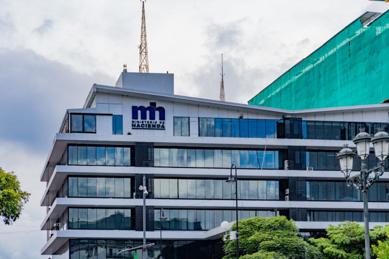 Cifras fiscales de abril 2025: Hacienda reporta superávit primario, reducción del déficit financiero, y baja de la relación deuda/PIB