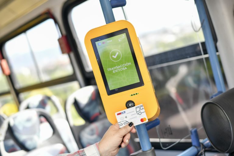 Costa Rica supera los 60.000 pagos diarios en autobuses y trenes con tarjetas y dispositivos electrónicos