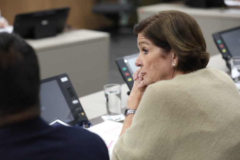 Pilar Cisneros y Rodrigo Arias chocan por negativa del gobierno a pedir permiso para ingreso de militares salvadoreños