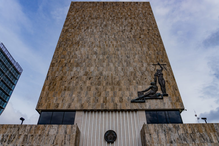 Criticar y defender la institucionalidad