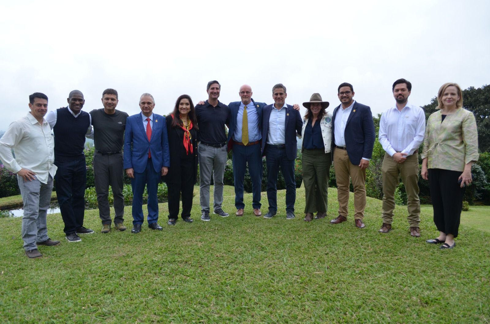 Imagen principal del artículo: Viicepresidente y ministros se reunieron con altos ejecutivos de Starbucks para abordar los planes de la multinacional en el país