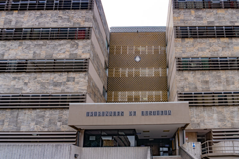 Detienen a proveedora judicial investigada por presuntas irregularidades en contrataciones