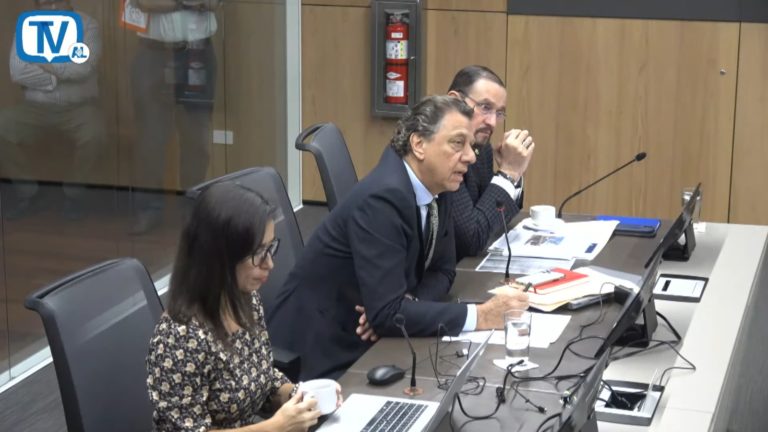 Ministro defiende parque de agua en Santa Ana: "Hay que combinar recreación con la parte verde"