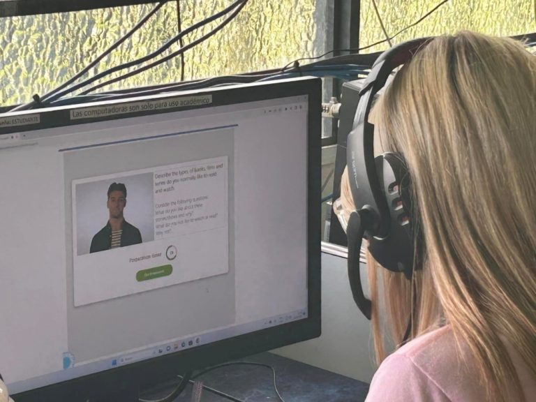 Estudiantes mejoran en pruebas de idiomas, pero la mayoría no alcanza niveles esperados