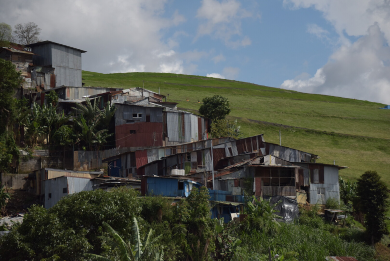 Mujeres indígenas nicaragüenses desplazadas en Costa Rica enfrentan precariedad y múltiples formas de violencia, según estudio