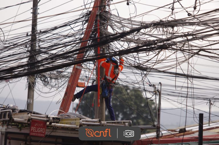 Sobrecarga de cables de telecomunicaciones en postes provoca fallas y afecta a los usuarios, denuncia CEDET