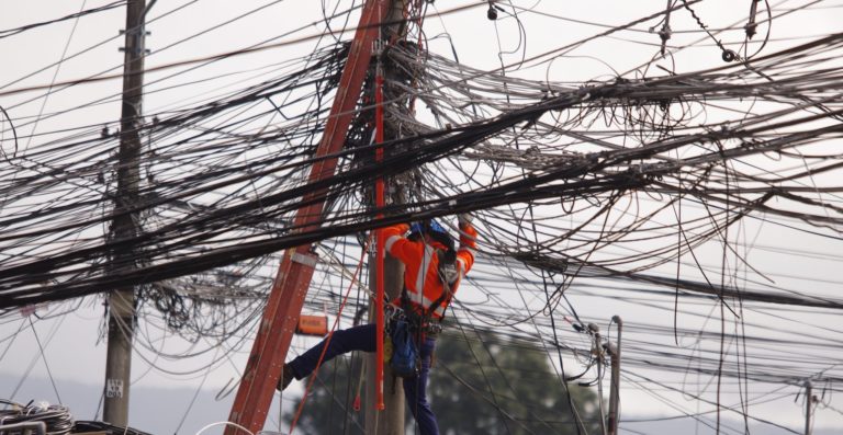 El costo de no atender los cables sueltos