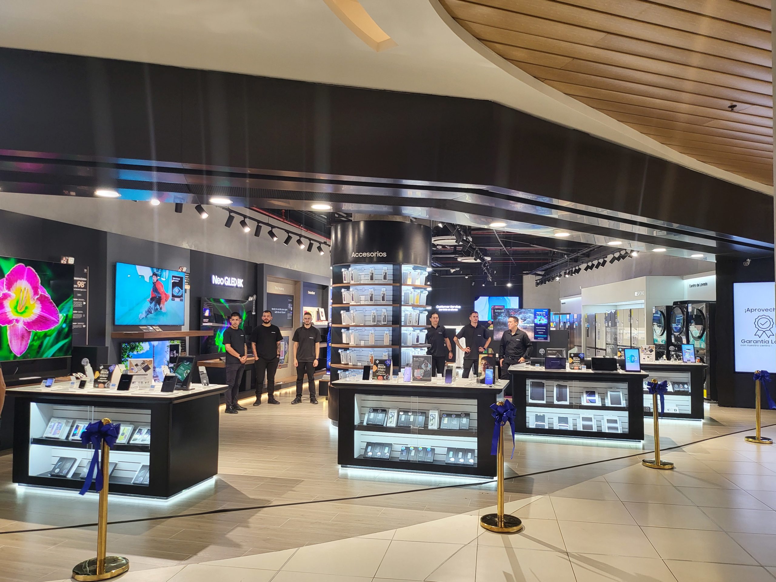 Imagen principal del artículo: Samsung abre su segunda tienda en Costa Rica en el futurístico Mall Oxígeno