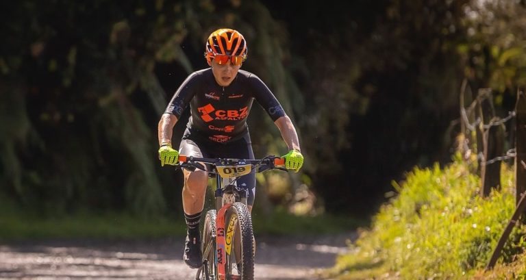 Ciclista de montaña tica Cristel Espinoza hace historia en La Ruta de los Conquistadores