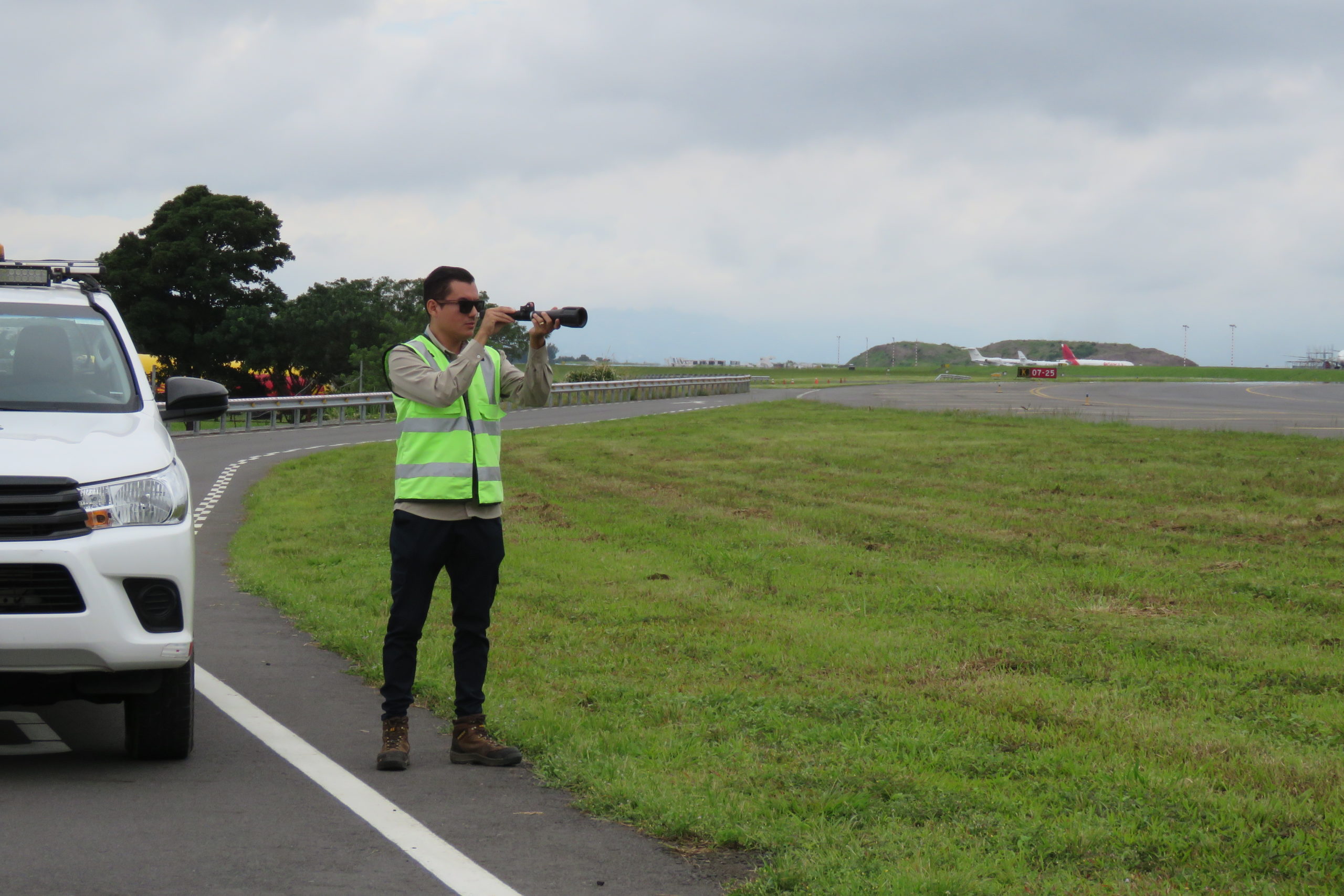 Imagen principal del artículo: AERIS implementa innovador programa de monitoreo y control de fauna para reforzar seguridad del AIJS