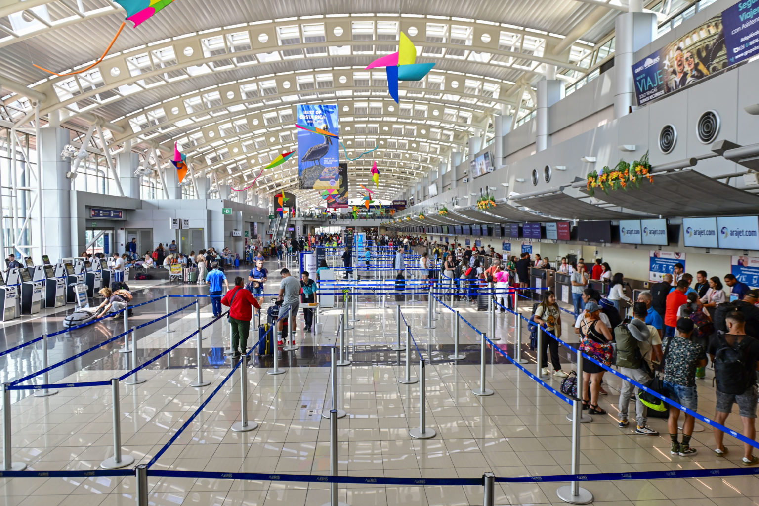 Imagen principal del artículo: Aeropuerto Juan Santamaría se prepara para recibir la temporada alta con nuevas medidas y mejoras en sus instalaciones