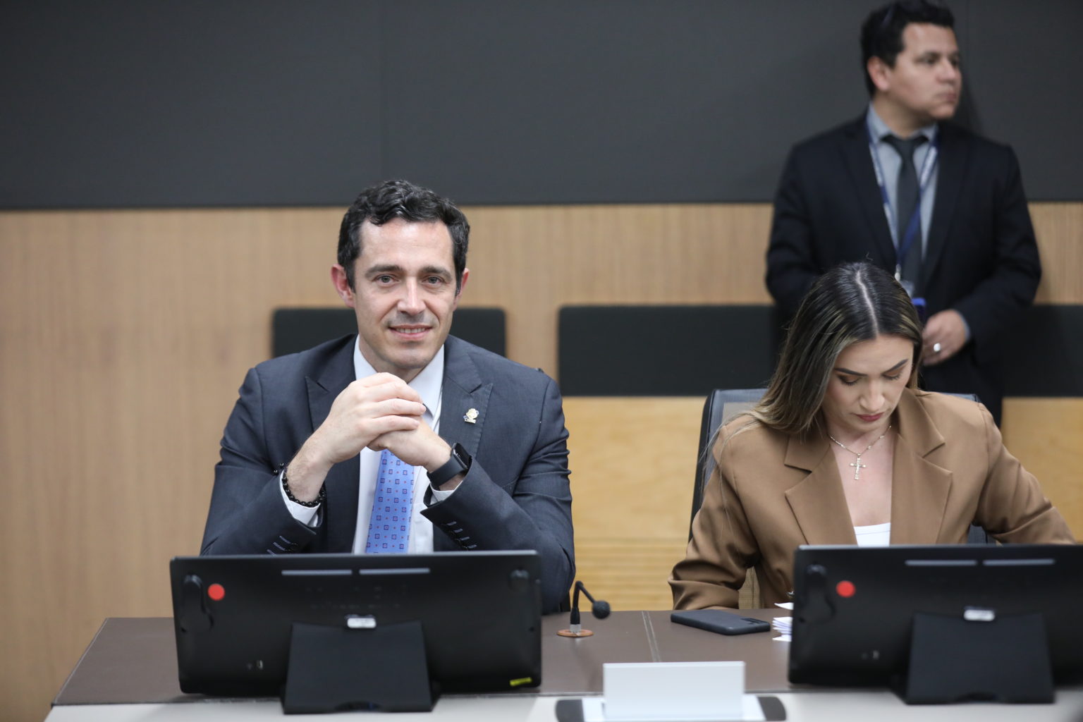 Imagen principal del artículo: Asamblea aprueba admitir a estudio reforma constitucional para prohibir la doble postulación