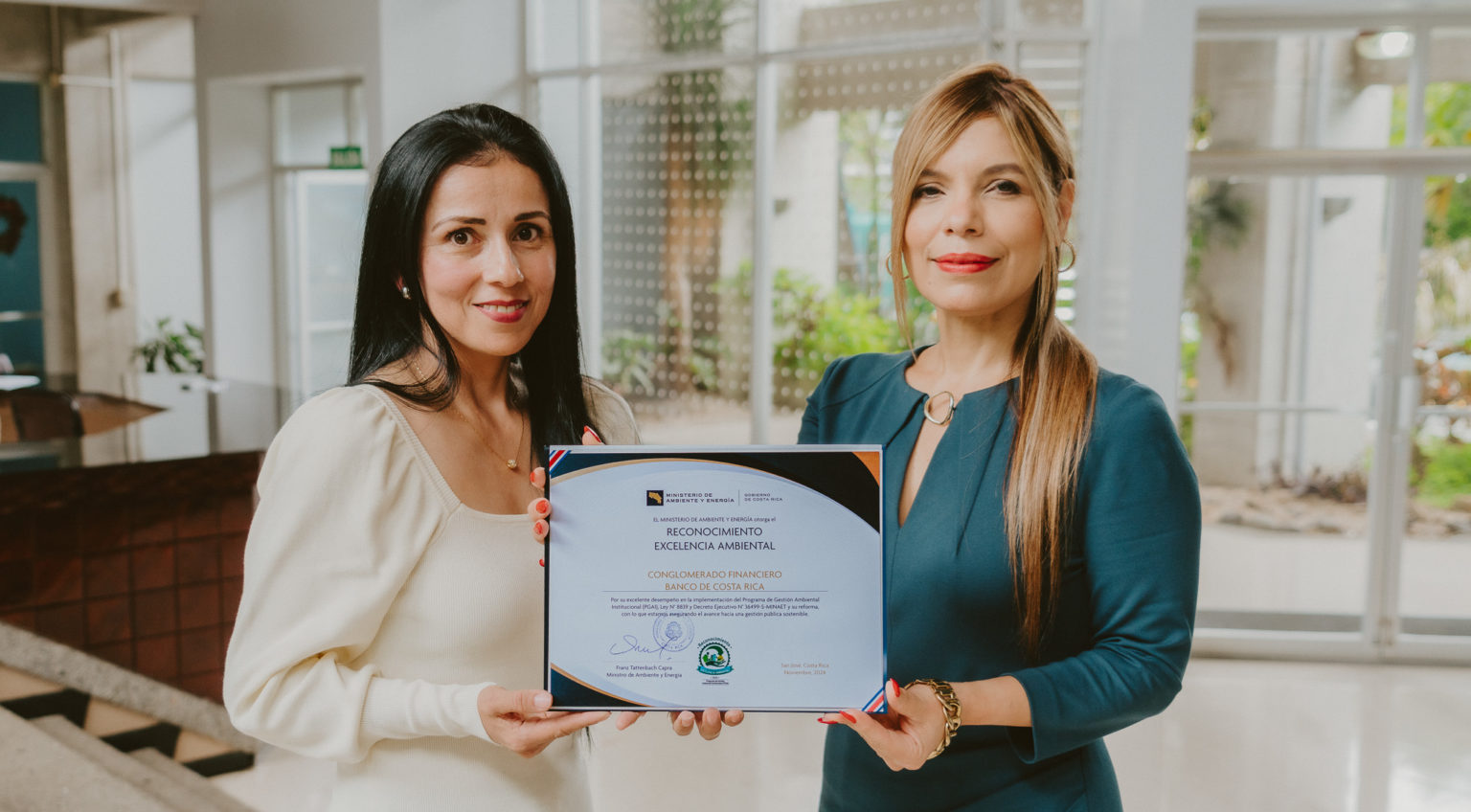 Imagen principal del artículo: Excelencia en gestión ambiental del Conglomerado Financiero BCR es reconocida por el MINAE
