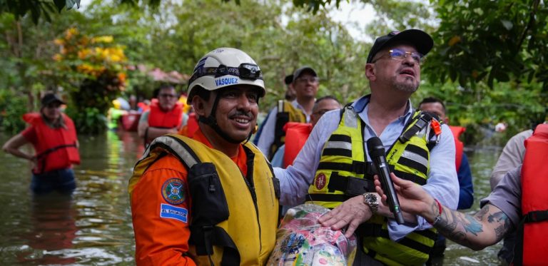 Selfies y repartir comida a los damnificados: técnica para construir imagen, rancia y dudosa, cuando menos