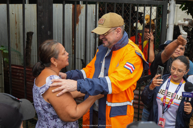 Populismo en tiempos de crisis: una mirada a la visita de Rodrigo Chaves Robles a la Zona Sur