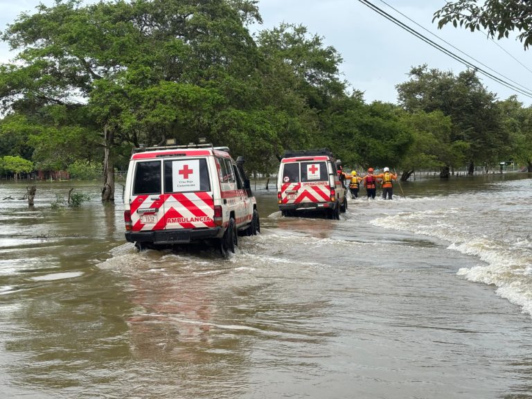 Nueva onda tropical y posible giro centroamericano empeorarán lluvias esta semana
