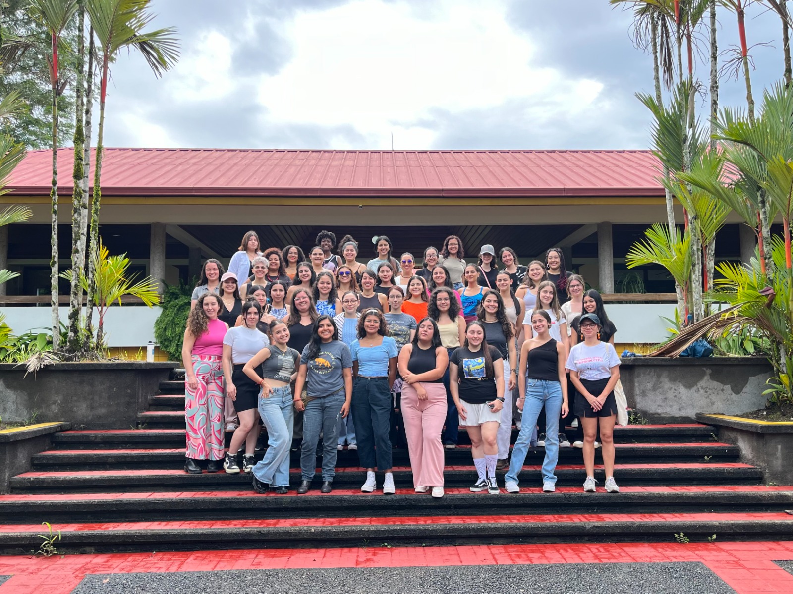 Imagen principal del artículo: 50 mujeres jóvenes costarricenses aprenden de liderazgo climático con Christiana Figueres y más expertas