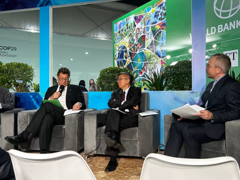 Ministro de ambiente, Franz Tattenbach, llama a disminuir el uso de combustibles fósiles