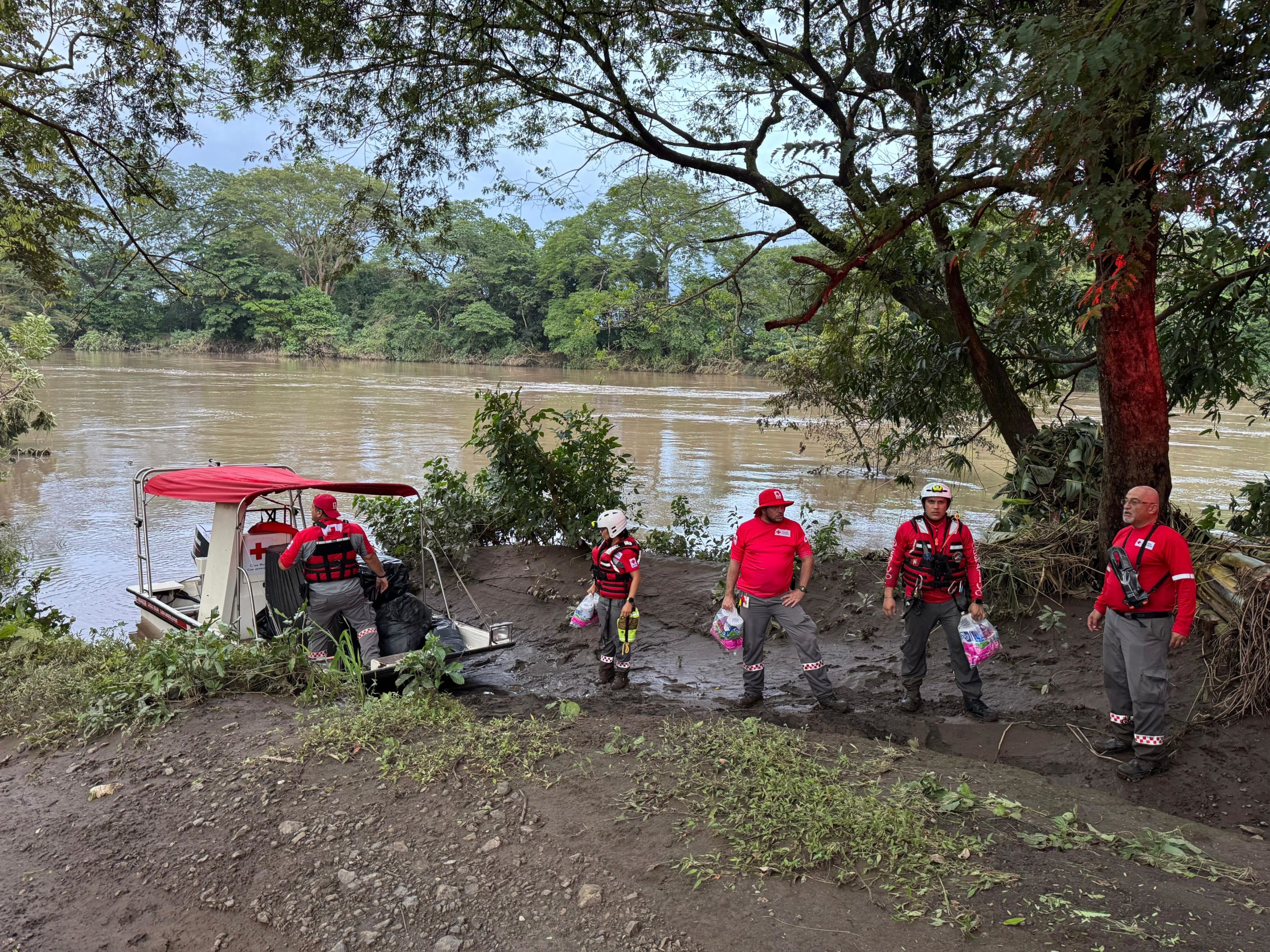Imagen principal del artículo: BAC lanza campaña para ayudar a más de 500 familias de Guanacaste afectadas por la lluvia