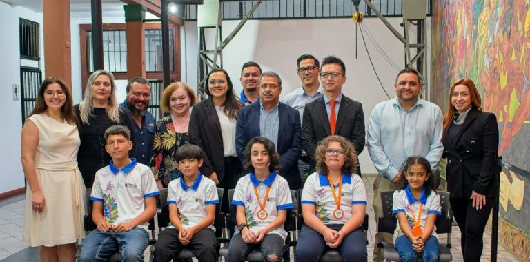 Estudiantes ticos se alistan para representar al país en la Olimpiada Mundial de Robótica