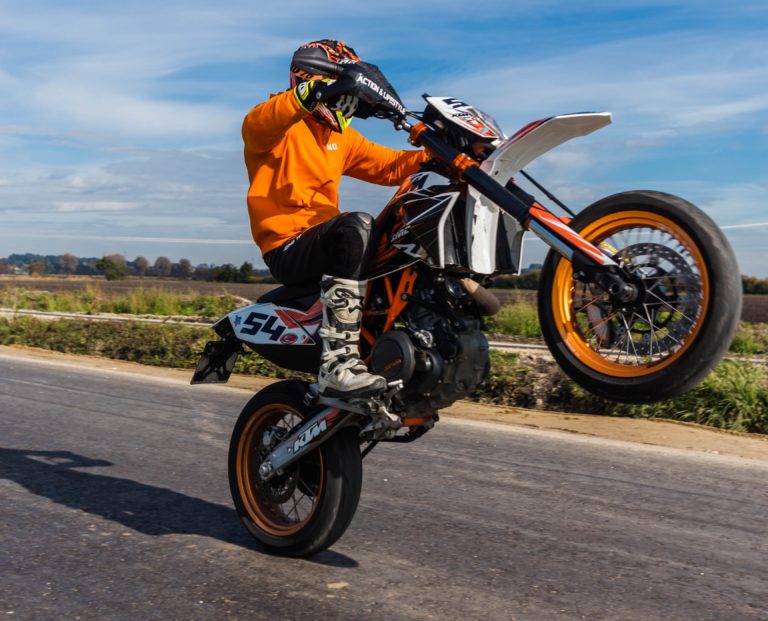 Diputado de Nueva República propone multa de 363 mil colones para quienes hagan acrobacias en motocicletas o vehículos