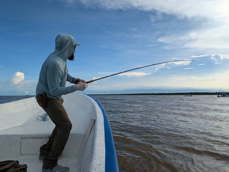 Embajada de EE.UU. y Fecop lanzan programa para conocer retos de la pesca turística en el país
