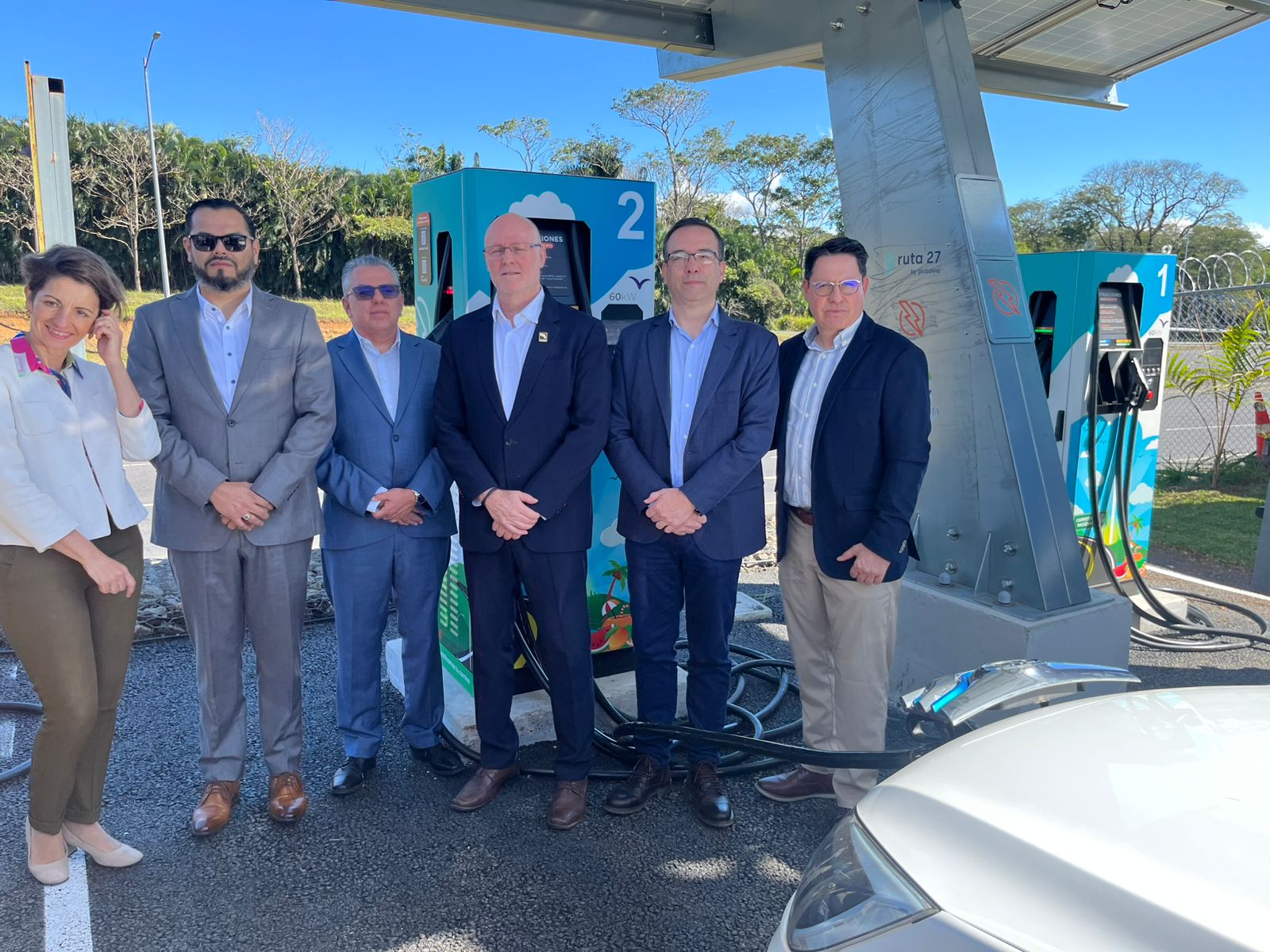 Imagen principal del artículo: Alianza Ruta 27 by Globalvia y CNFL pone en funcionamiento el 1er Centro de Carga Rápida Múltiple de Centroamérica