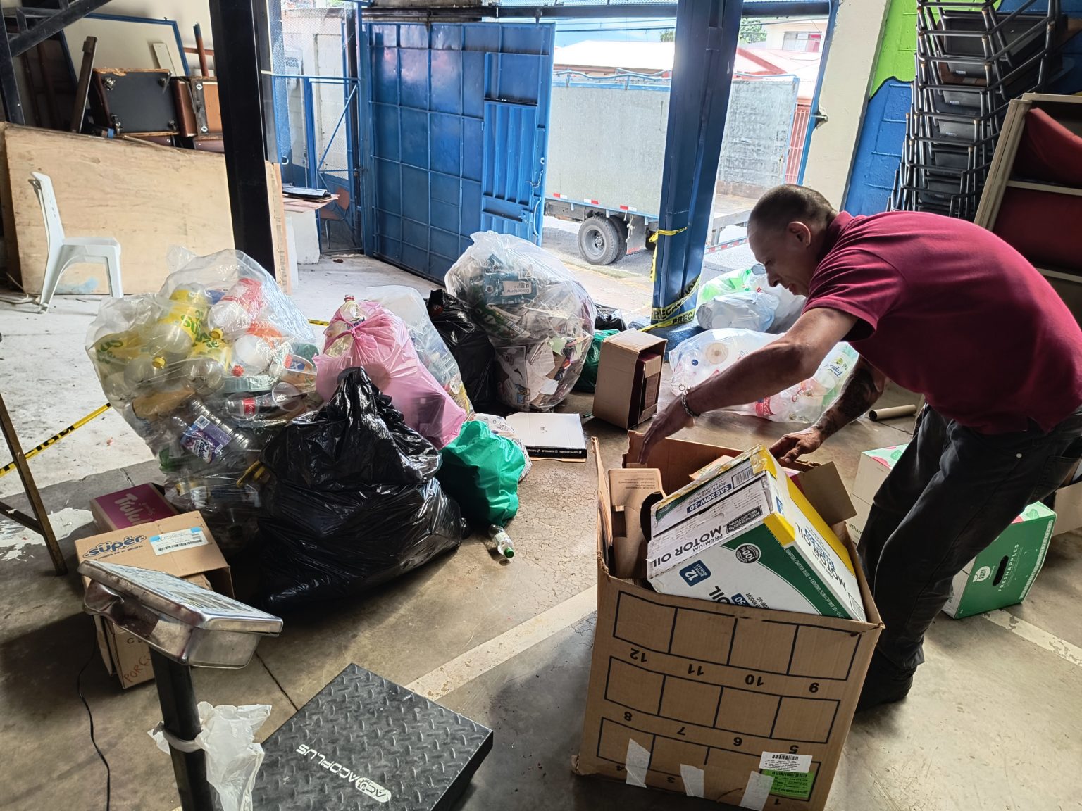 Imagen principal del artículo: Premio AmbientaDOS reconoce a seis centros educativos por su trabajo de reciclaje y conciencia ambiental