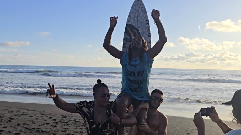 Surfista tico Cali Muñoz vuelve a competir en Costa Rica y gana el Costa Surfing Pro-Festival