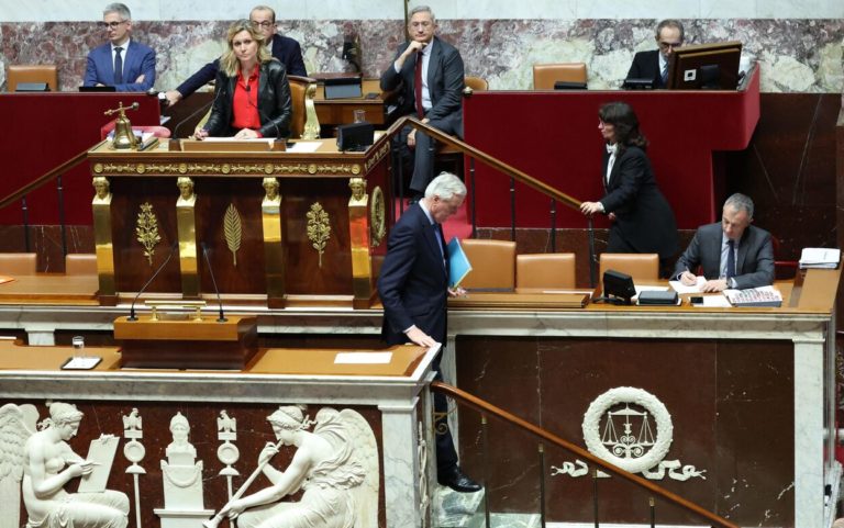 La izquierda y la ultraderecha tumban el gobierno de Francia con una moción de censura