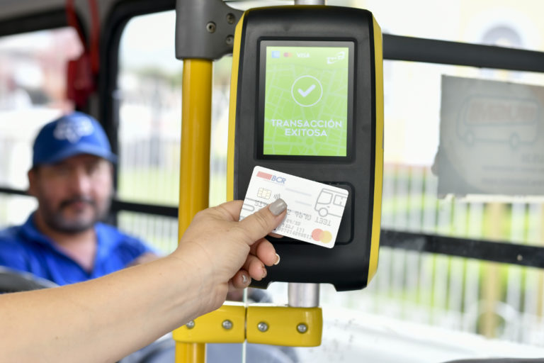 Servicio de buses de Escazú y Santa Ana ya cuentan con pago electrónico