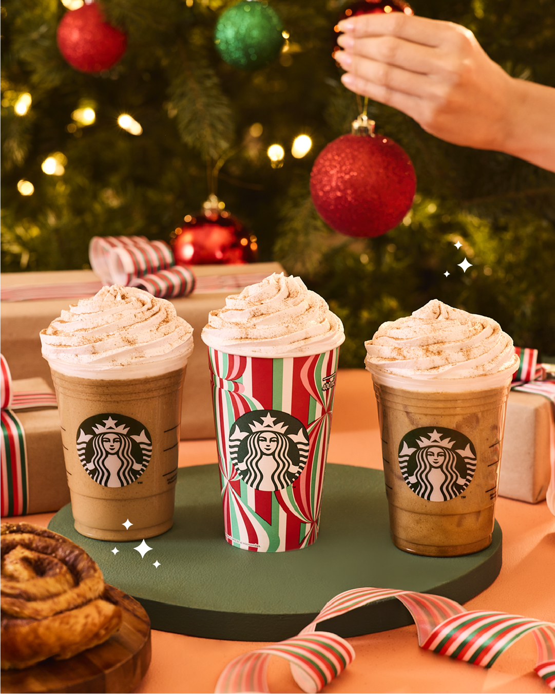 Imagen principal del artículo: Colección festiva 2024 de Starbucks ya disponible en tiendas con nuevas bebidas, cafés exclusivos y productos de temporada