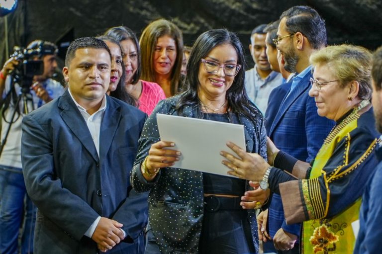 11 mil personas obtuvieron título de bachillerato gracias a programa del MEP y la UNED