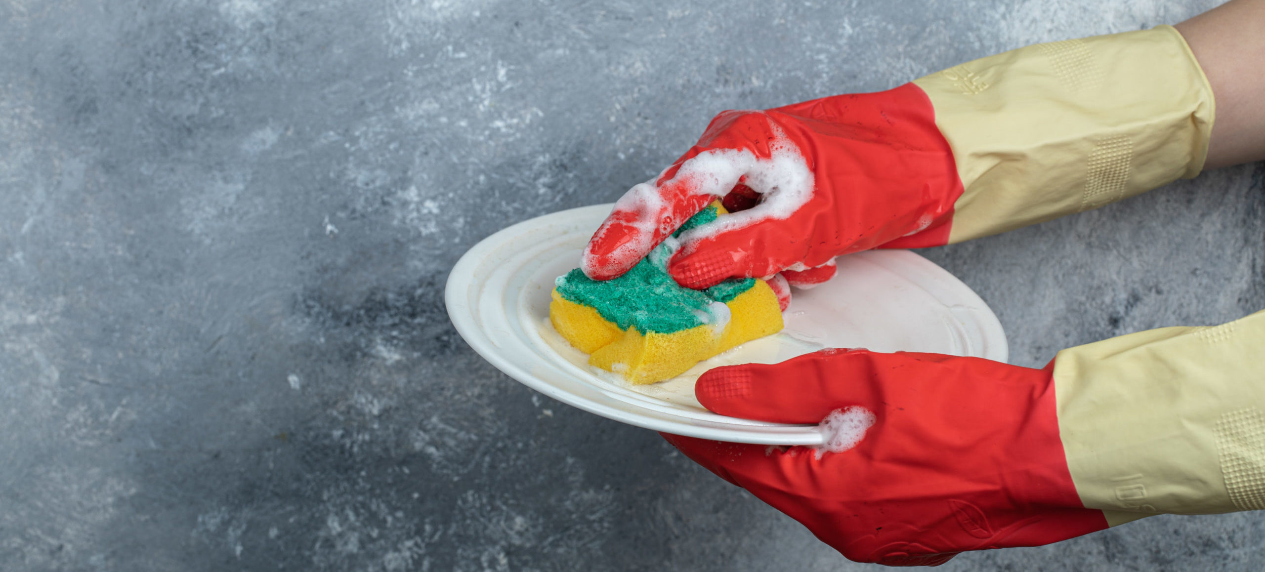 Imagen principal del artículo: ¿Sabía que muchos de los productos que utiliza para la limpieza del hogar dañan su salud y contaminan el ambiente?