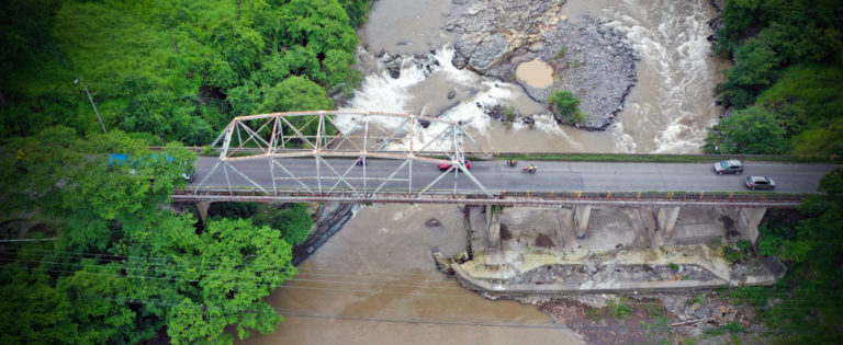 Contraloría encuentra deficiencias en programa del gobierno para atender infraestructura en riesgo 