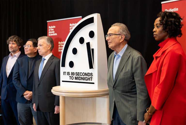 El "reloj del fin del mundo" avanza a 89 segundos de la medianoche, la marca más crítica en su historia