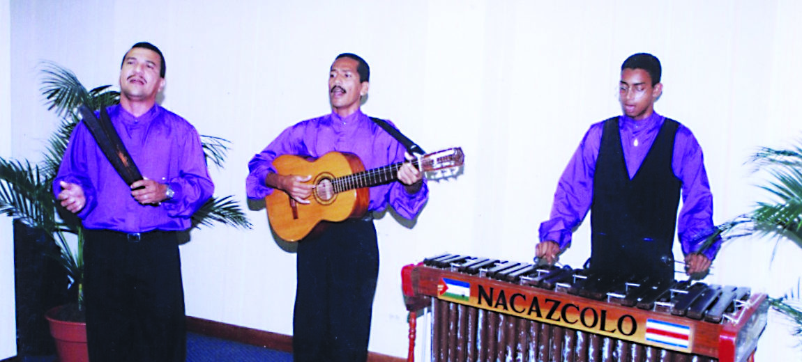 Imagen principal del artículo: Biografía reúne anécdotas, legado y fotografías del cantautor guanacasteco Caliche