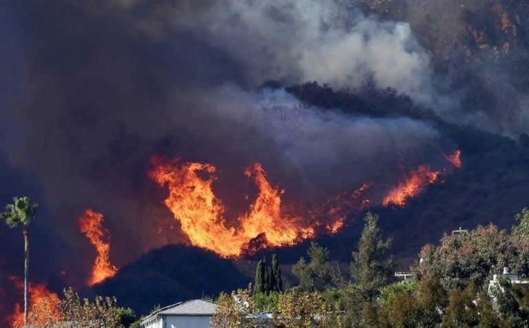 Incendios devastadores en Los Ángeles dejan al menos cinco muertos y decenas de miles de evacuados