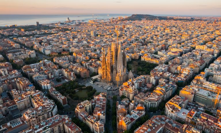 España planea imponer un impuesto de hasta el 100% a las casas compradas por extranjeros