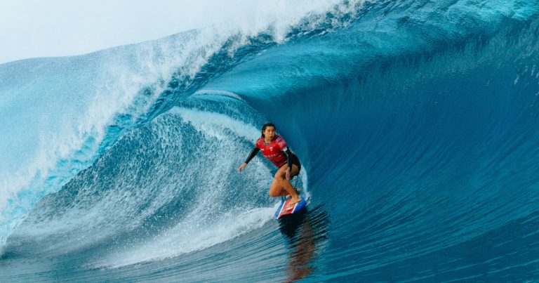 Surfista tica Brisa Hennessy debuta en el Tour Mundial 2025