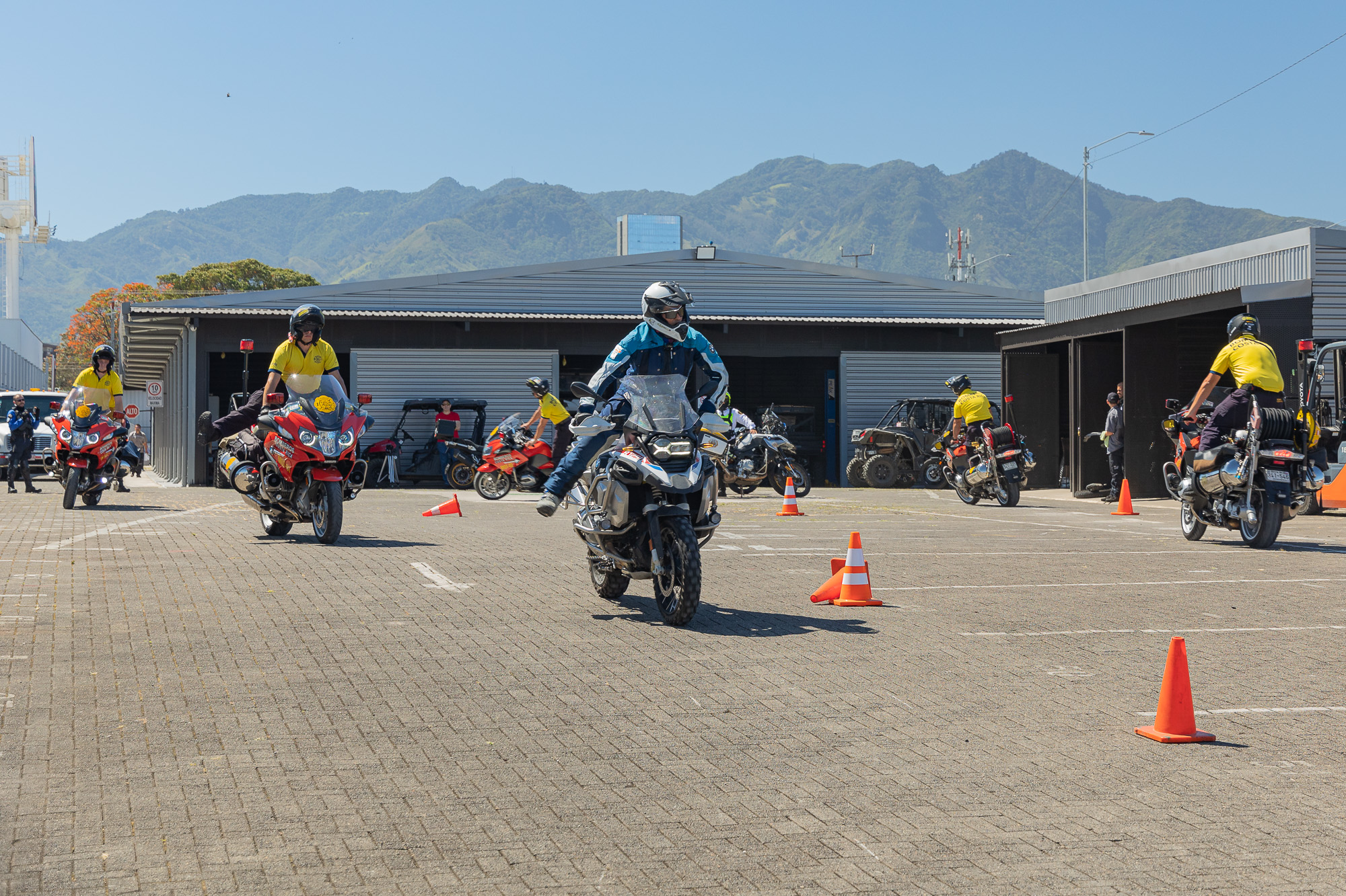 Imagen principal del artículo: Policías y bomberos recibieron capacitación de conducción segura y operativa de motocicletas con instructor internacional