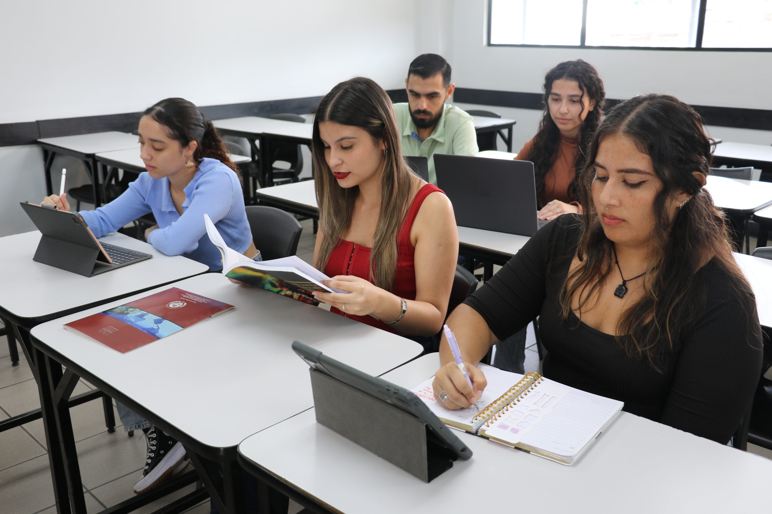 Imagen principal del artículo: UNA ofrece carreras y becas para convertirse en profesional de excelencia