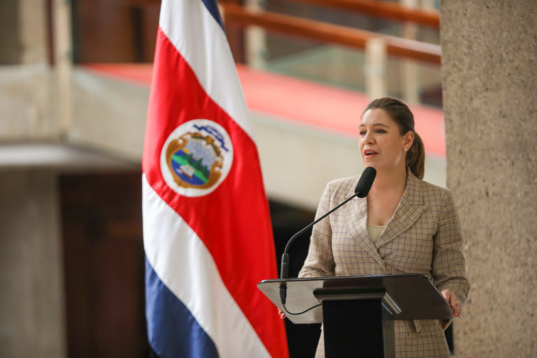 Claudia Dobles confirma su candidatura presidencial y anuncia regreso al país