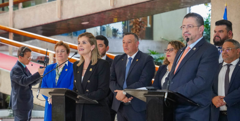 Entre lágrimas y aplausos cinco jerarcas abandonan gabinete de Chaves