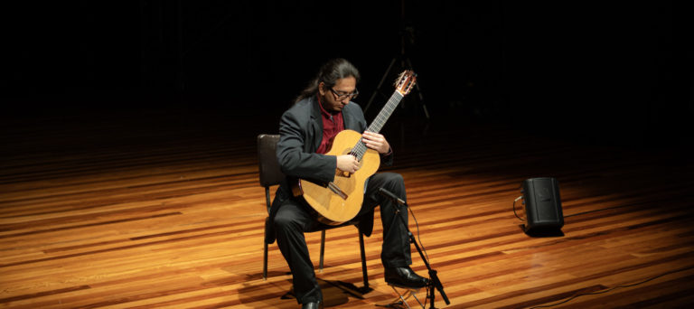 David Villegas se convirtió en el primer exalumno del SiNEM que alcanza el título de Bachiller en Guitarra Clásica