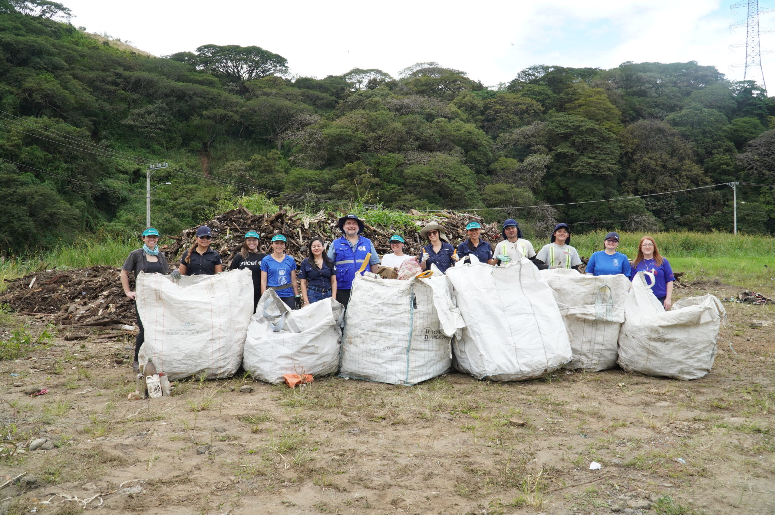 Imagen principal del artículo: Más de 20 toneladas de residuos plásticos se recolectaron en nueva jornada nacional de limpieza